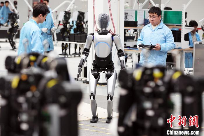 上海首家人形机器人量产企业发布通用具身模型基座