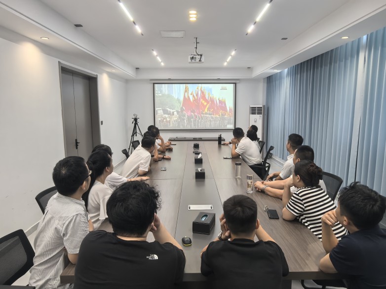 中建商砼苏南公司组织观看纪念中国人民抗日战争暨世界反法西斯战争胜利80周年阅兵式